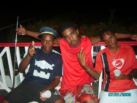 ben la c moi entourer de mes garde de corps coco chien et jeremy